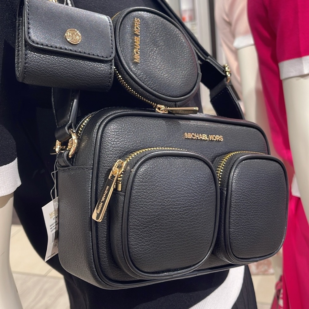 Michael Kors Jet Set Md Leather Crossbody Bag with Case Apple Airpods Pro®
Black - Picture 12 of 16